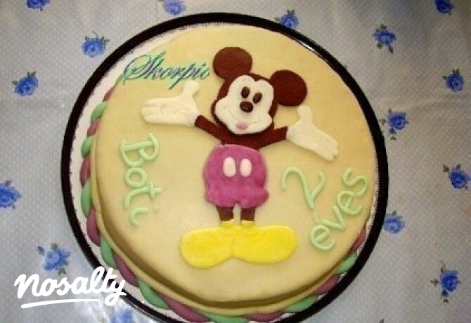 Almás-szegfűszeges torta Mickey-vel