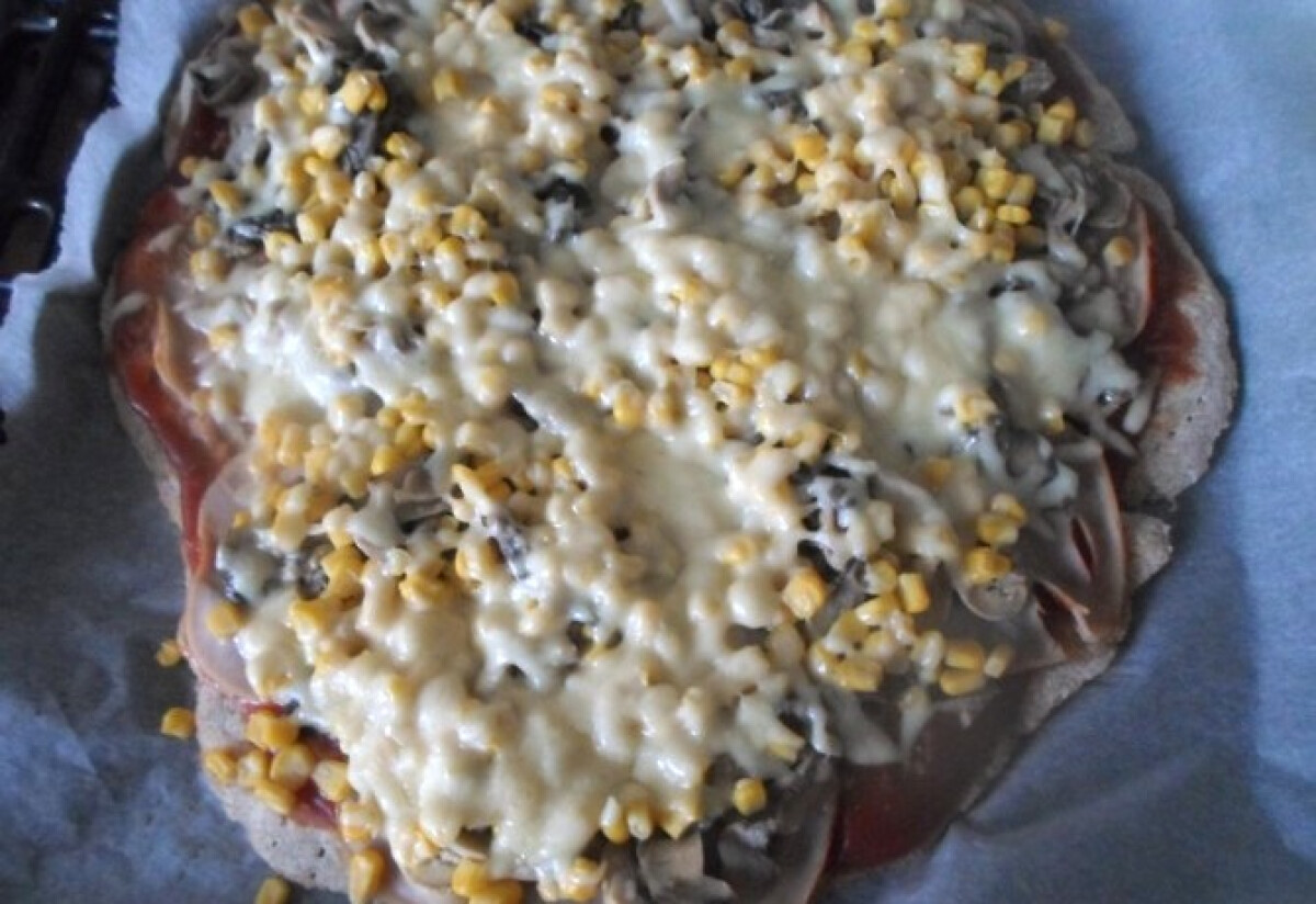 Sonkás-gombás-kukoricás pizza | Nosalty