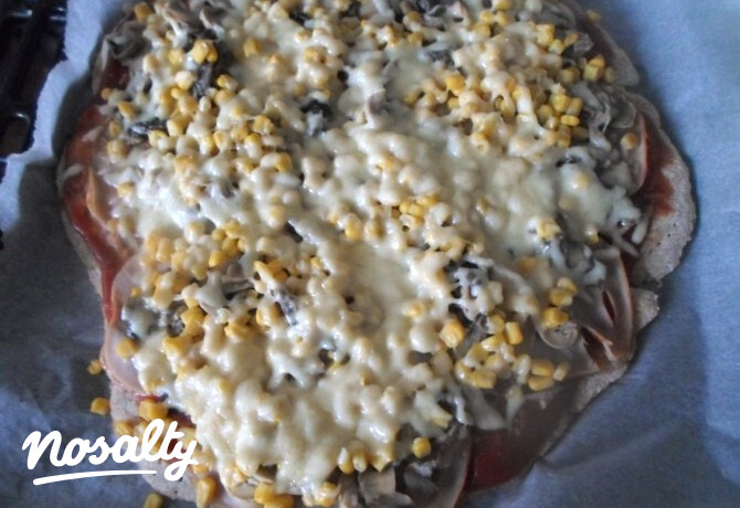 Sonkás-gombás-kukoricás pizza