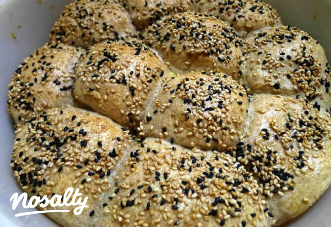 Éjjel kelesztett szezámmagos teljes kiőrlésű bucik