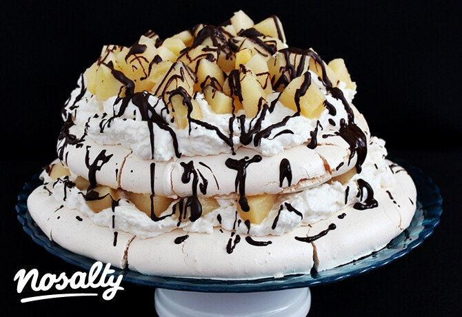 Pavlova birsalmás krémmel és birsalmakompóttal