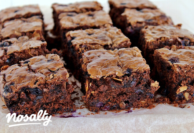Áfonyás-mandulás brownie