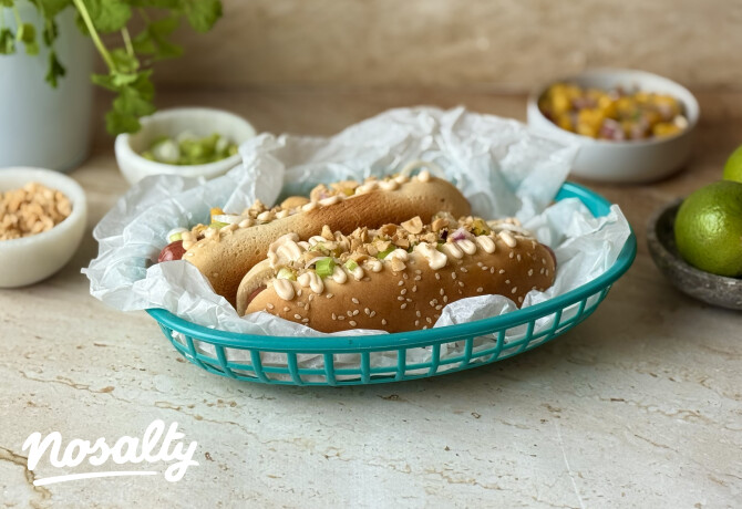 Hot dog pikáns majonézzel és mangósalsával