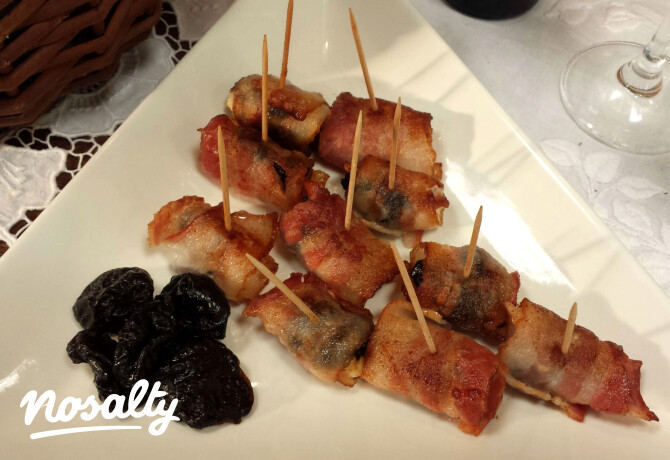 Baconös-juhtúrós-pálinkás szilva