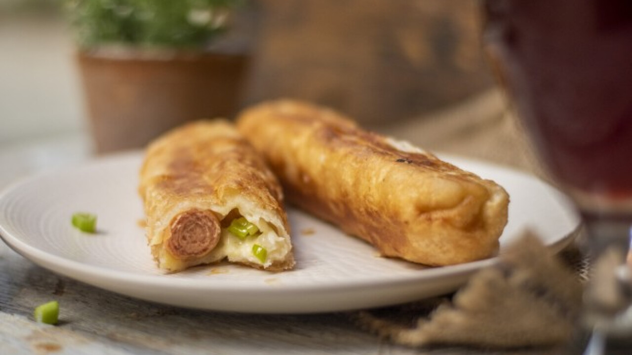 Sajtos-csilis leveles hot dog