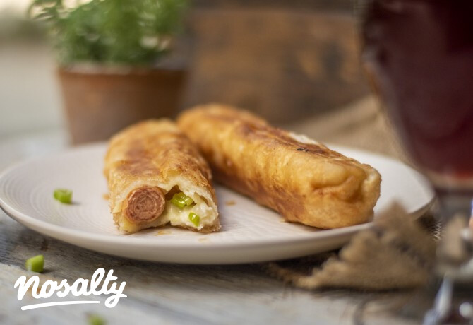 Sajtos-csilis leveles hot dog