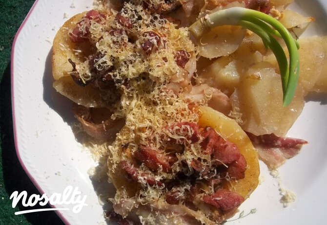 Baconba tekert töltött krumpli és gombafejek