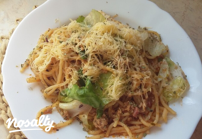 Bolognai spagetti ropogós zöldségekkel