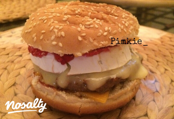 Hamburger áfonyával, camembert sajttal