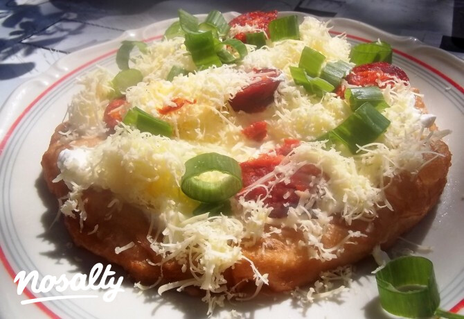 Tejfölös-kolbászos-sajtos lángos újhagyma zöldjével