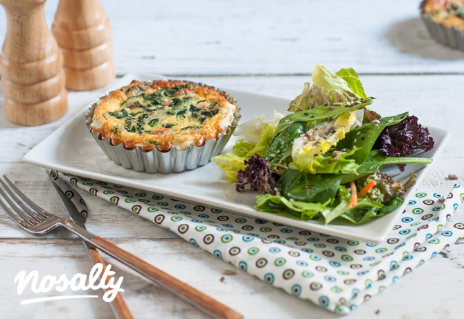 Spenótos mini quiche zöldsalátával