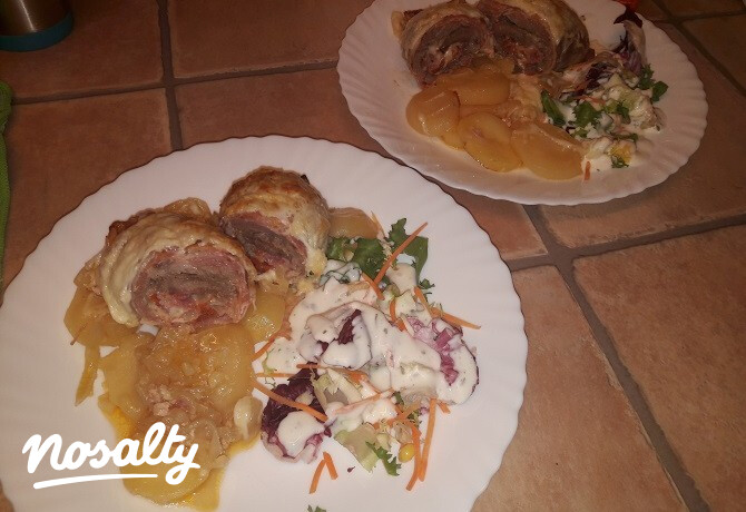 Hagymás krumpliágyon sült, baconbe göngyölt töltött tarja