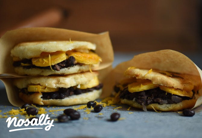Arepas főzőbanánnal és feketebabbal