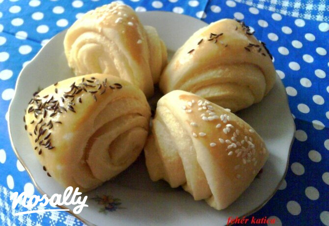 Szezámmagos-köményes háromszögek
