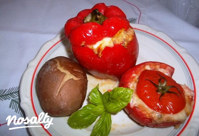 Gombás melegszendvicskrémmel töltött paprika és paradicsom