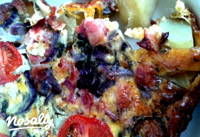 Frittata baconnel és lilahagymával