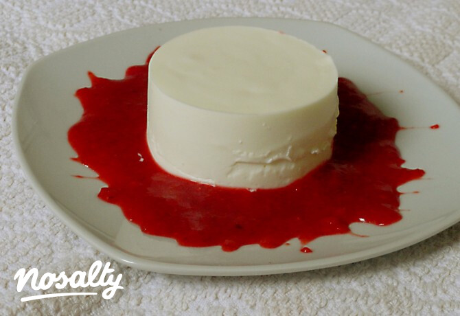 Kókusztejes panna cotta eperpürével