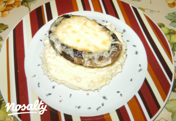Sajtos portobello gomba levendulás burgonyapürével