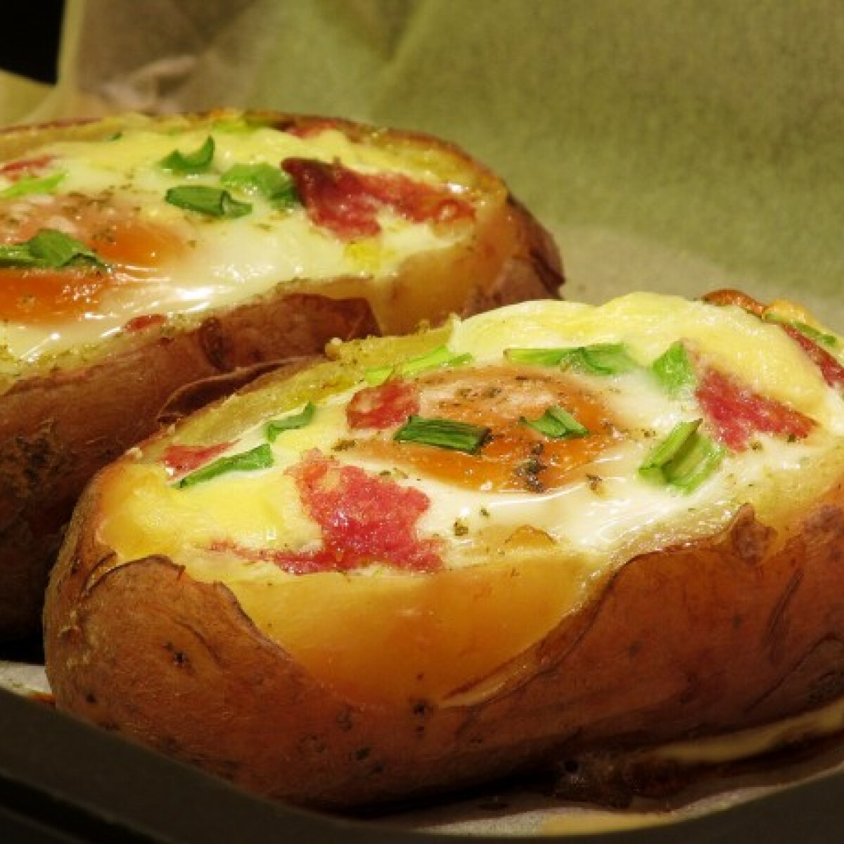 Ezen a képen: Tojással töltött sajtos sült krumpli