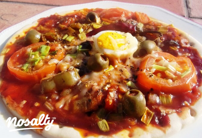 Babos-kolbászos-sajtos pizza tojással