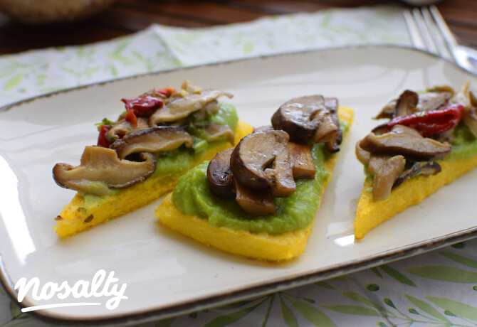 Polenta pizza pirított gombával és zöldborsópürével