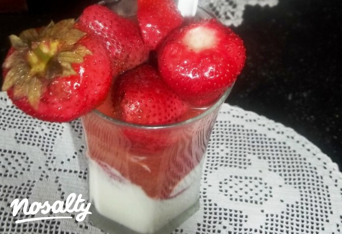 Epres joghurt eperlikőrrel