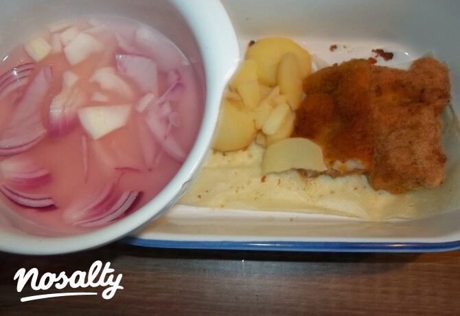 Rántott harcsa lilahagymás krumplival