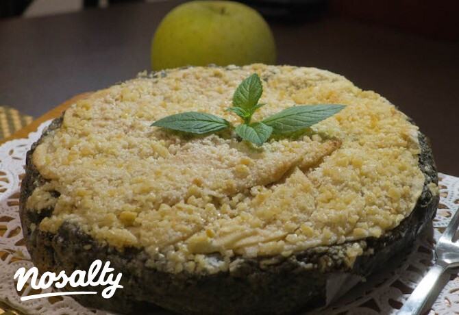 Ezen a képen: Diétás almás-fekete szezámmagos zabpehely torta
