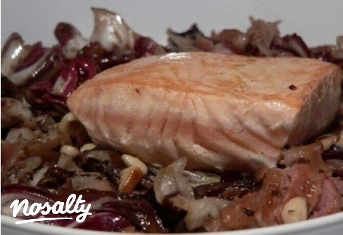 Lazac radicchio, szalonna és fenyőmag társaságában