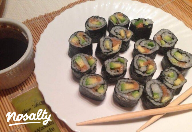 Sushi füstölt lazaccal és avokádóval
