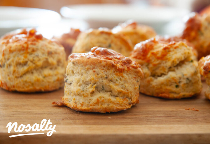 Egyszerű sajtos-medvehagymás scone