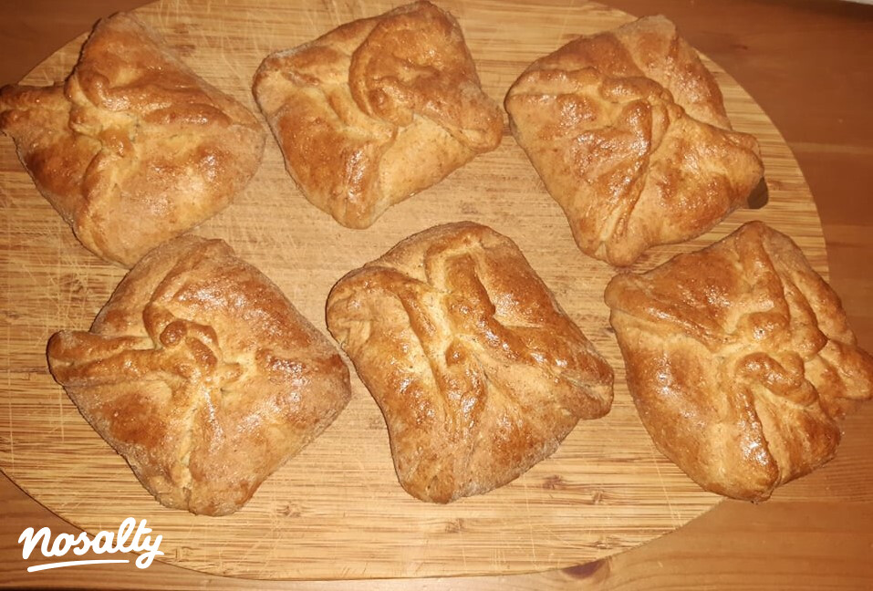 Ezen a képen: Teljes kiőrlésű, túrós batyu