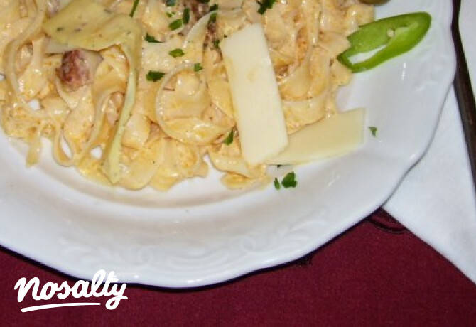 Pasta carbonara tojásosan