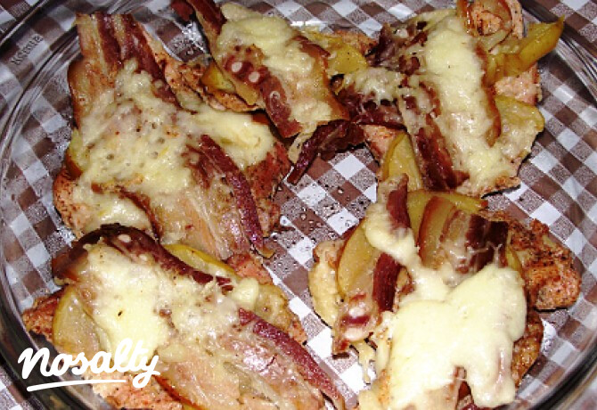 Sajtos-almás-baconos pulykamell