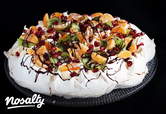 Pavlova vaníliakrémmel és gyümölcsökkel