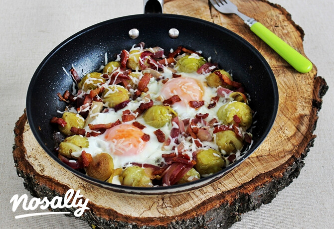 Kelbimbó hagymával, baconnel és tükörtojással