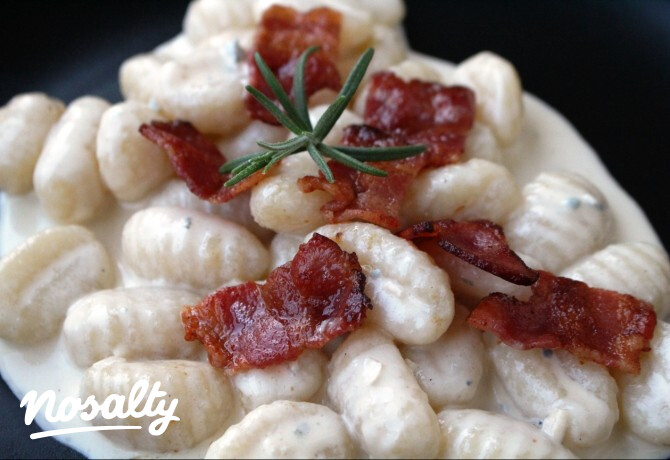Gnocchi kéksajt mártással és baconnel