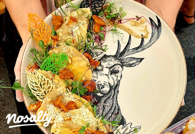 Szarvashúsos-rókagombás ravioli, diós tokaji mártással