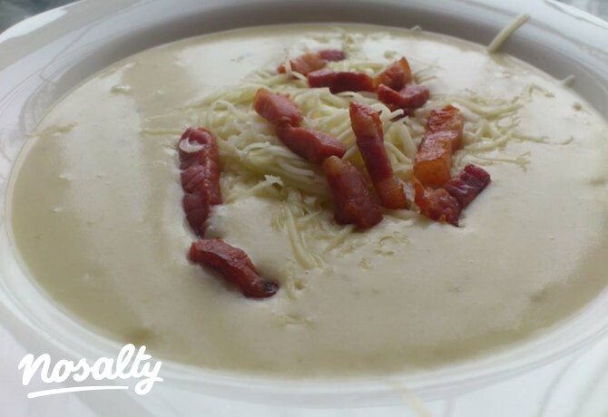 Burgonyakrémleves sajttal és baconnel