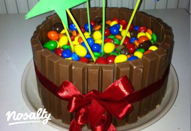 Málnás M&M's kit-kat torta