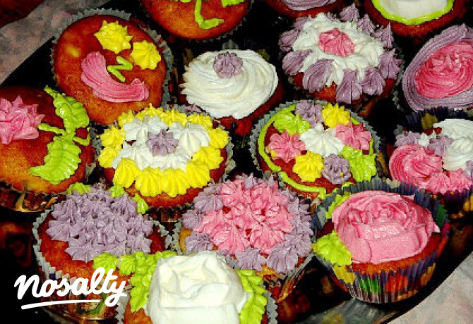 Cupcake-túrós muffin vajkrémmel díszítve