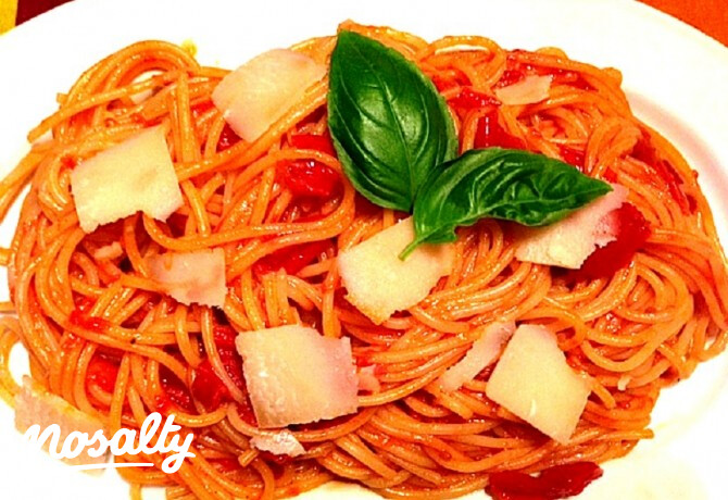 Spaghetti koktélparadicsommal és Grana forgáccsal