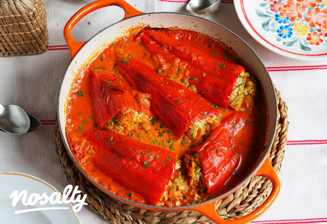 Fűszeres, zöldséges rizzsel töltött paprika selymes paradicsommártásban