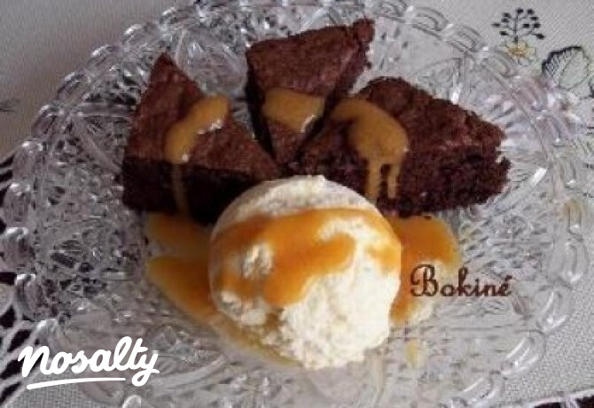 Mogyorós brownie házi őszibarackfagyival