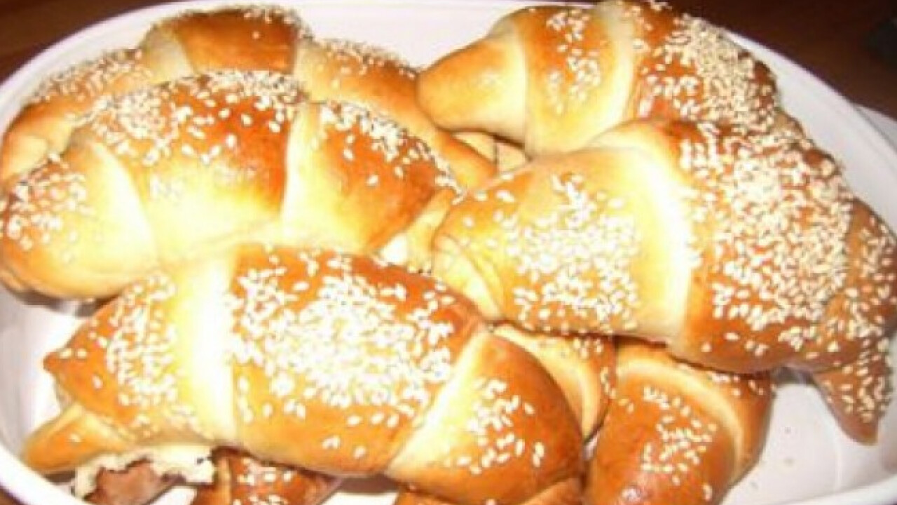 Szezámmagos kiflik kétsajtos töltelékkel