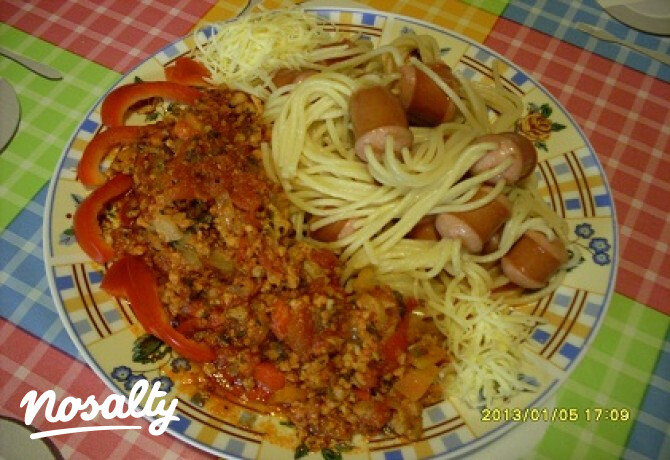 Spagettivel tűzdelt virsli olaszos raguval