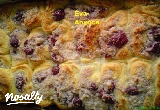 Túrós-meggyes-kókuszos kelt csiga