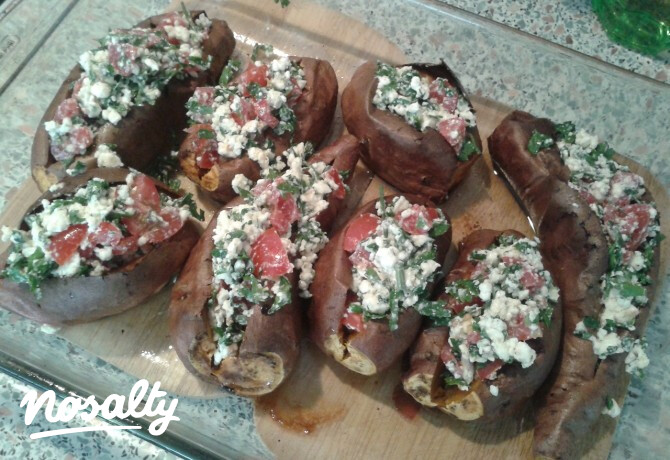 Feta sajtos paradicsommal töltött batáta