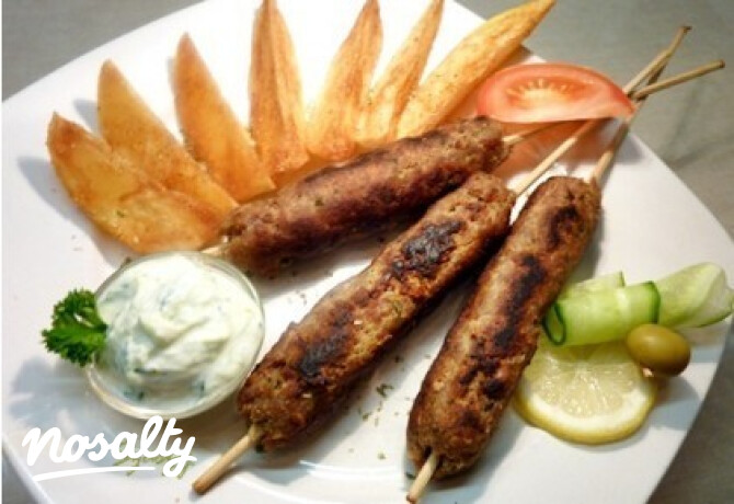 Kebab görögösen, fűszeres, sült burgonyával