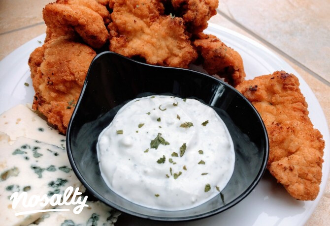 Fűszeres tejfölben és kukoricalisztben sült csirkemell márványsajtmártással
